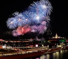Фейерверки в честь Дня России были запущены по всей стране Фейерверки в честь Дня России были запущены по всей стране