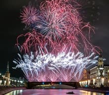 Московский новогодний салют начнется ровно в полночь Московский новогодний салют начнется ровно в полночь